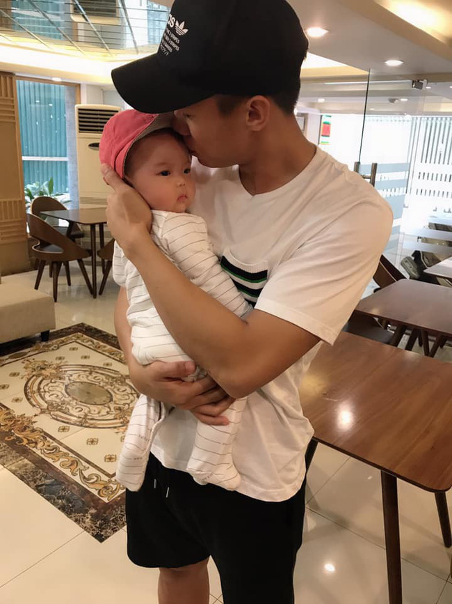 Em bé quyền lực khiến Công Phượng, Xuân Trường tự tay mua bỉm cho, ngắm nhan sắc mẹ bé ai cũng ngây ngất