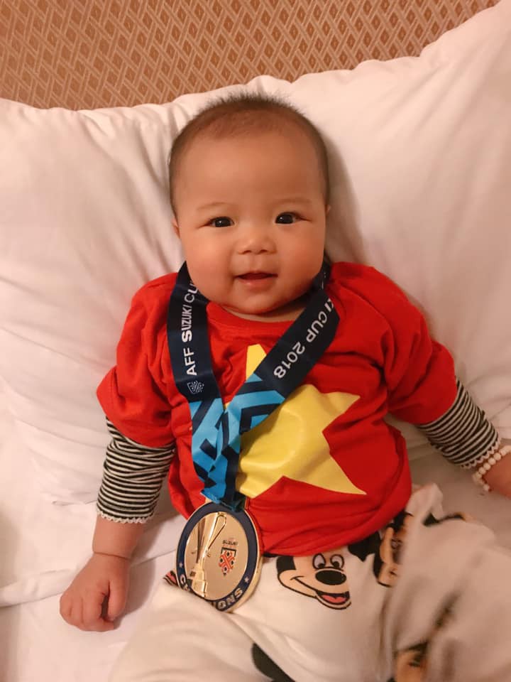 Em bé quyền lực khiến Công Phượng, Xuân Trường tự tay mua bỉm cho, ngắm nhan sắc mẹ bé ai cũng ngây ngất