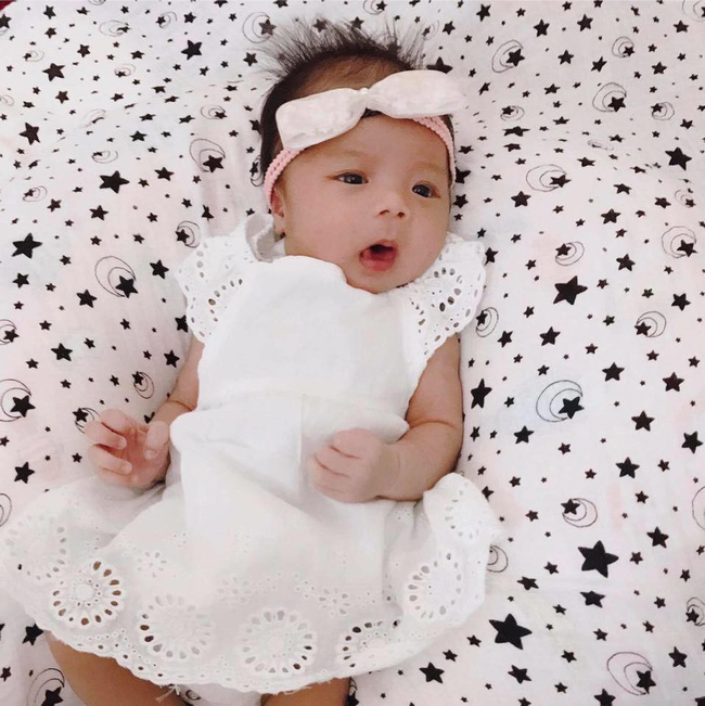 Em bé quyền lực khiến Công Phượng, Xuân Trường tự tay mua bỉm cho, ngắm nhan sắc mẹ bé ai cũng ngây ngất