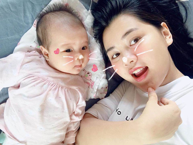 Em bé quyền lực khiến Công Phượng, Xuân Trường tự tay mua bỉm cho, ngắm nhan sắc mẹ bé ai cũng ngây ngất