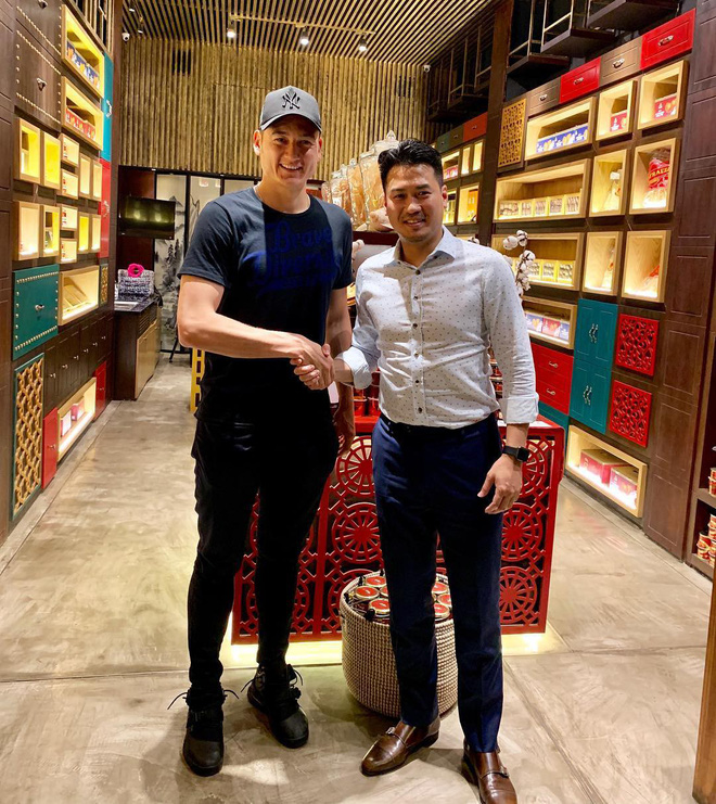 Lâm Tây và Phillip Nguyễn đứng chung 1 khung hình, thật khó để lựa chọn nên ngả vào lòng ai