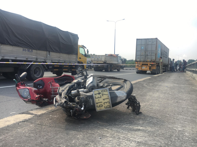 Xe container lấn làn, kéo lê xe máy cả chục mét, người đàn ông chết tại chỗ