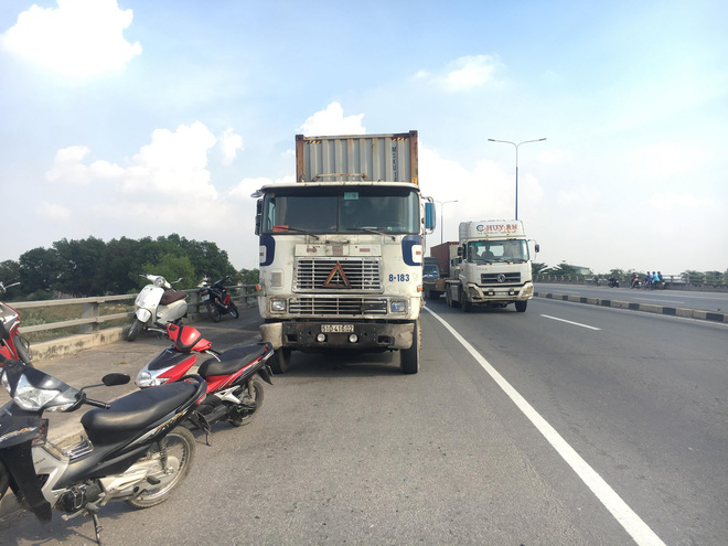 Xe container lấn làn, kéo lê xe máy cả chục mét, người đàn ông chết tại chỗ