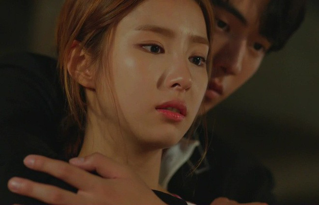 Buổi chiều chồng vừa bảo đi công tác, tối đã thấy đôi giày của anh thấp thoáng trong ảnh của cô bạn và cái kết