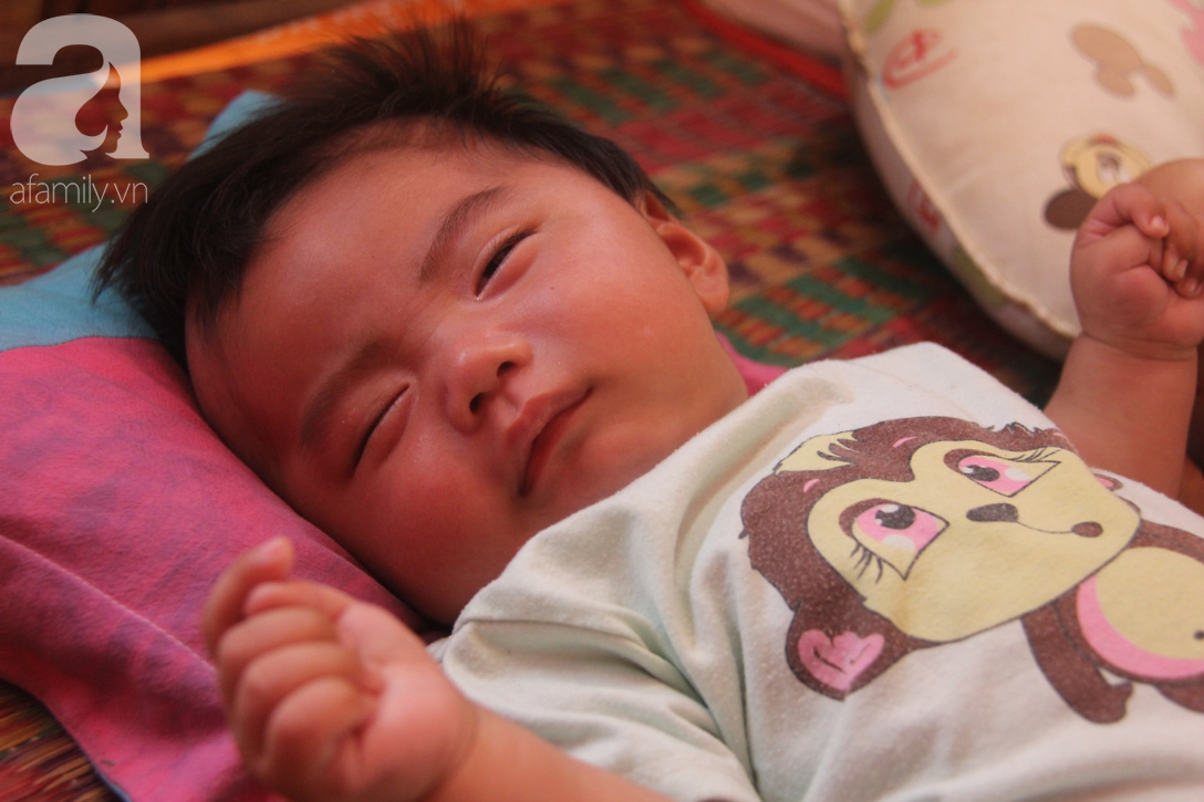 Lời khẩn cầu của người bố ôm con trai 9 tháng tuổi bệnh tật thì mẹ bỏ đi, để lại 3 con nheo nhóc