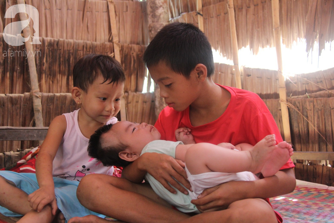 Lời khẩn cầu của người bố ôm con trai 9 tháng tuổi bệnh tật thì mẹ bỏ đi, để lại 3 con nheo nhóc