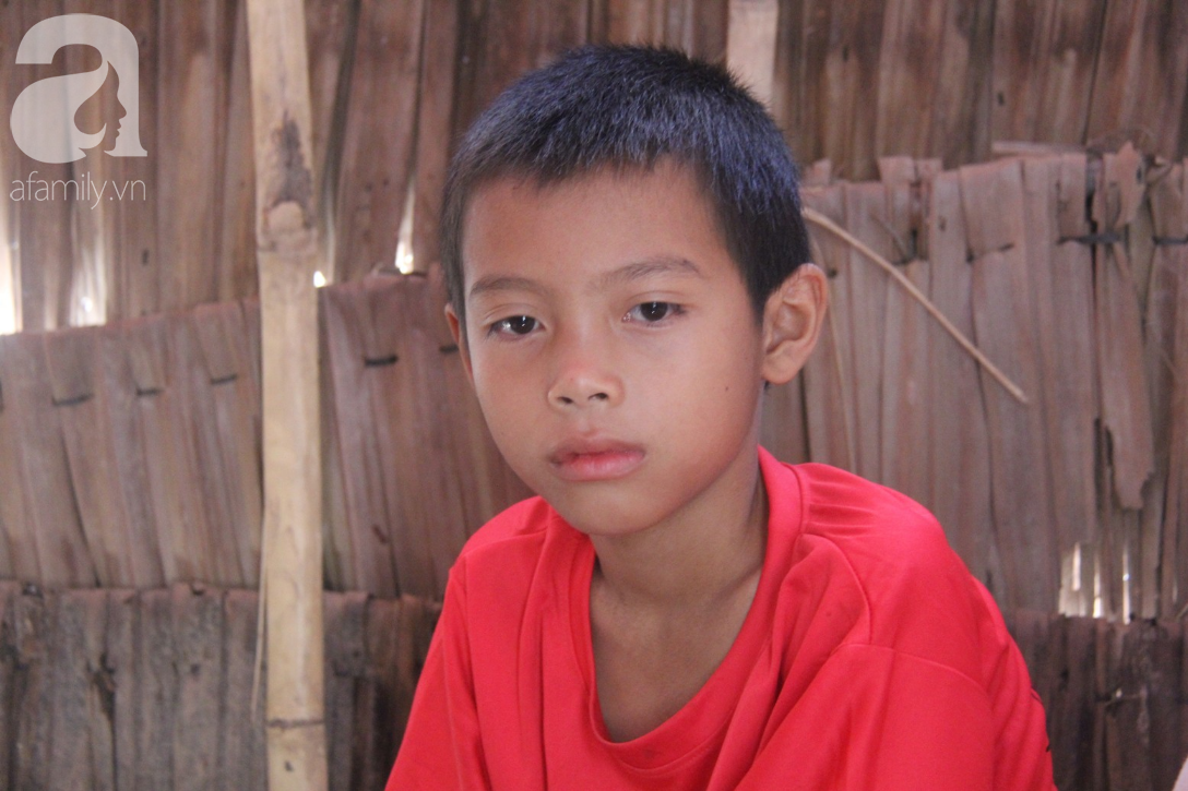 Lời khẩn cầu của người bố ôm con trai 9 tháng tuổi bệnh tật thì mẹ bỏ đi, để lại 3 con nheo nhóc