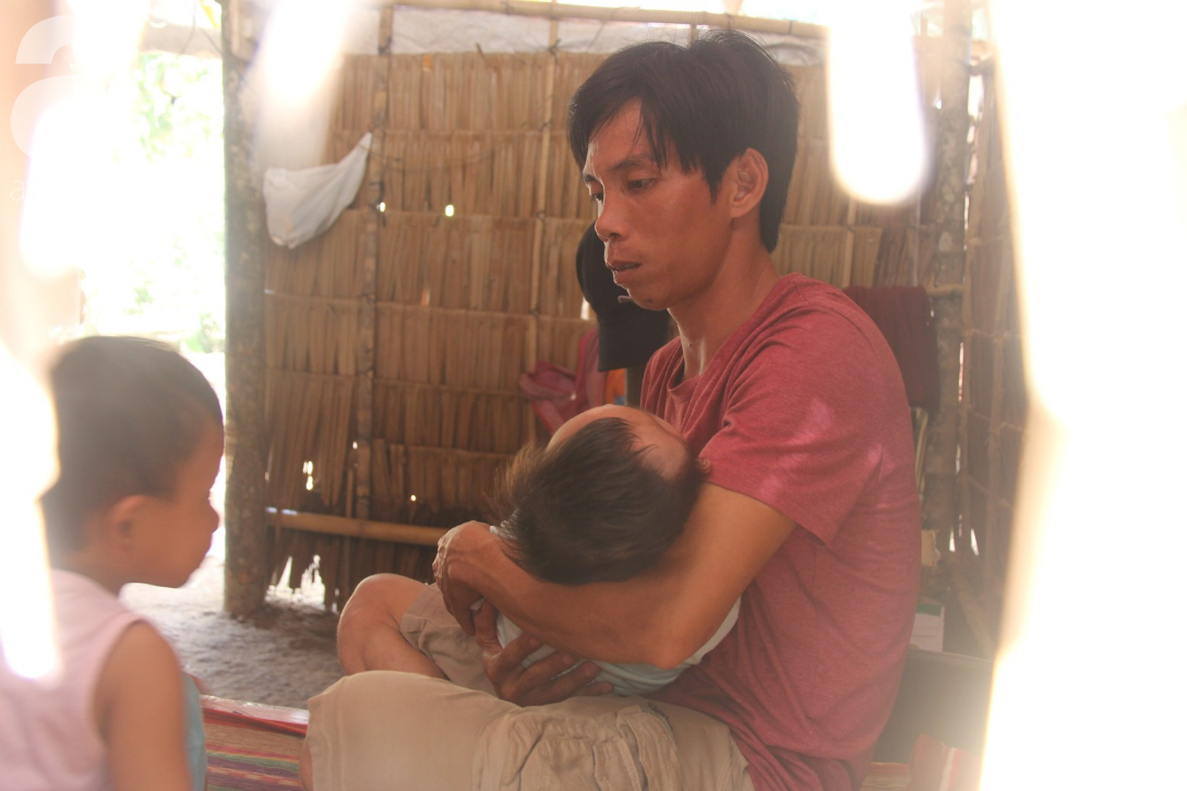 Lời khẩn cầu của người bố ôm con trai 9 tháng tuổi bệnh tật thì mẹ bỏ đi, để lại 3 con nheo nhóc