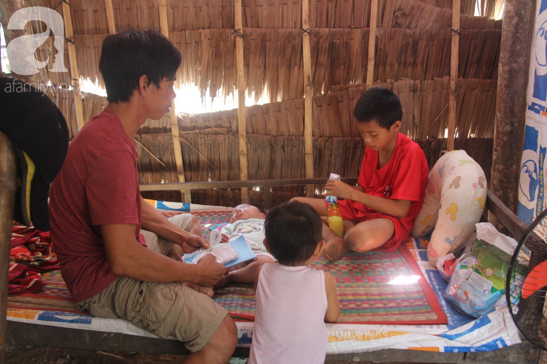 Lời khẩn cầu của người bố ôm con trai 9 tháng tuổi bệnh tật thì mẹ bỏ đi, để lại 3 con nheo nhóc