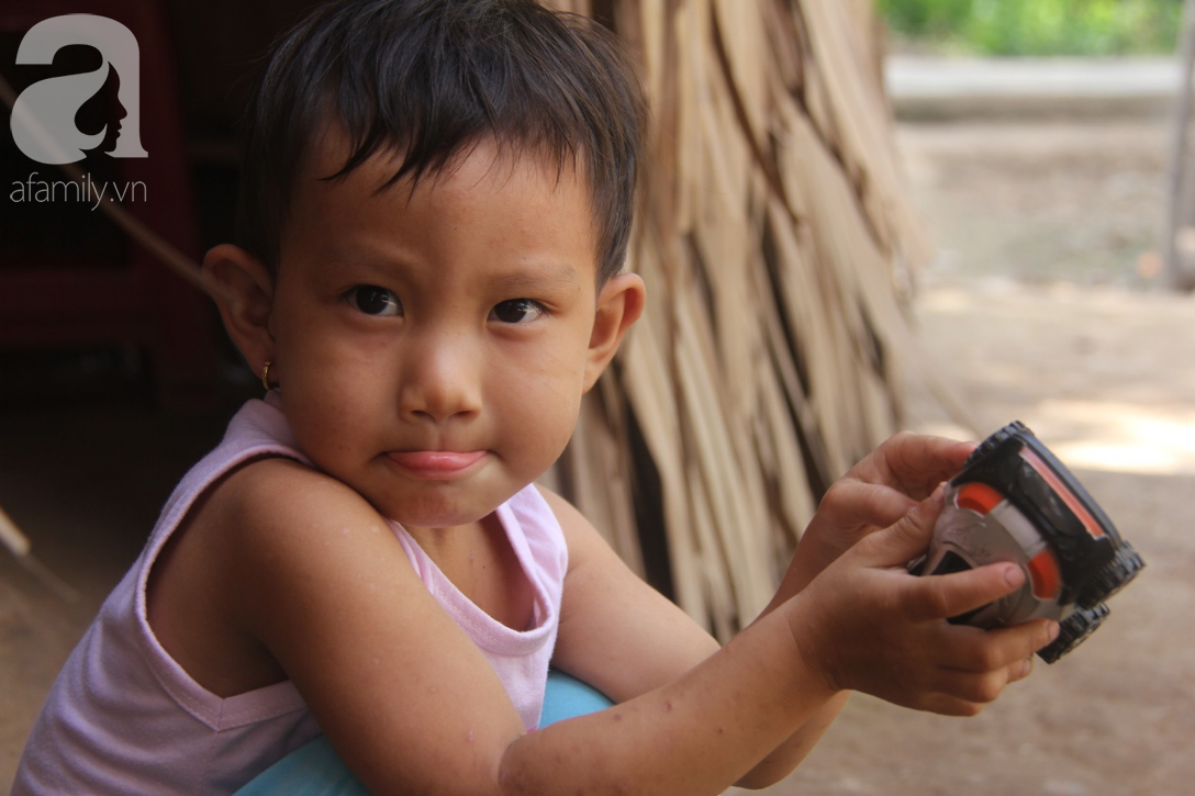 Lời khẩn cầu của người bố ôm con trai 9 tháng tuổi bệnh tật thì mẹ bỏ đi, để lại 3 con nheo nhóc