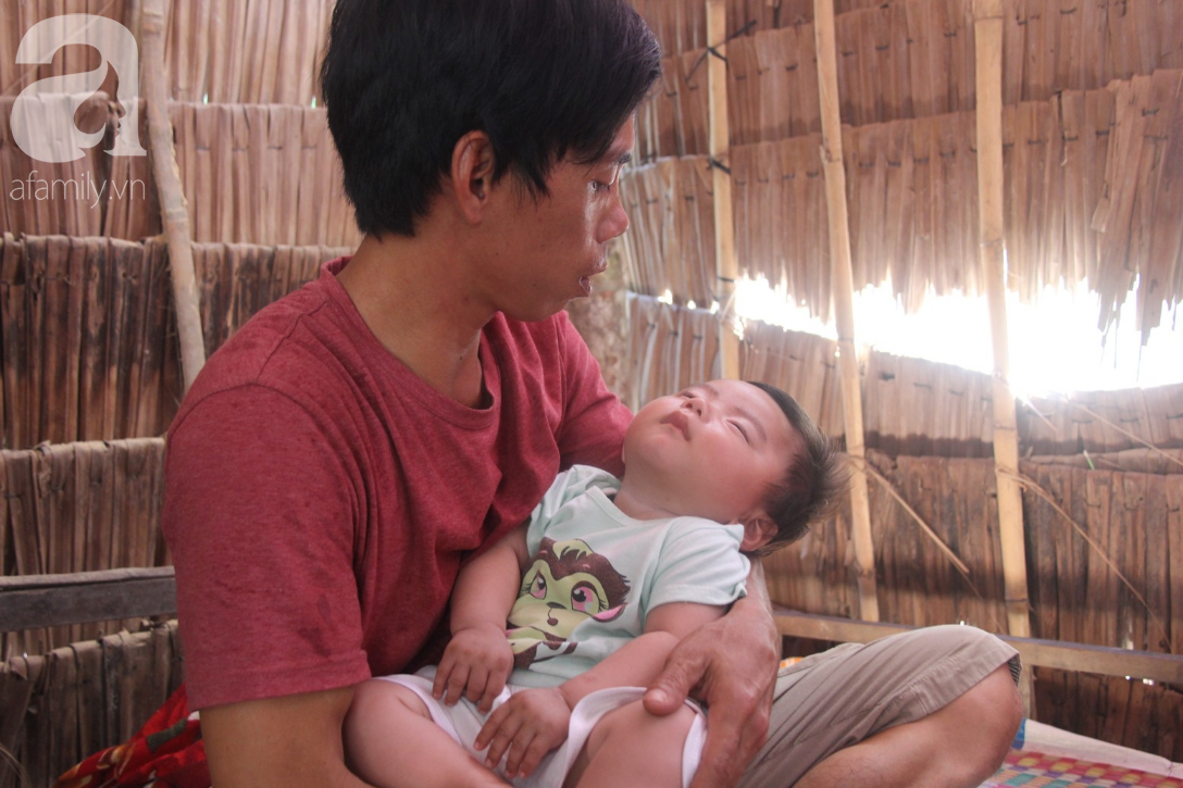 Lời khẩn cầu của người bố ôm con trai 9 tháng tuổi bệnh tật thì mẹ bỏ đi, để lại 3 con nheo nhóc