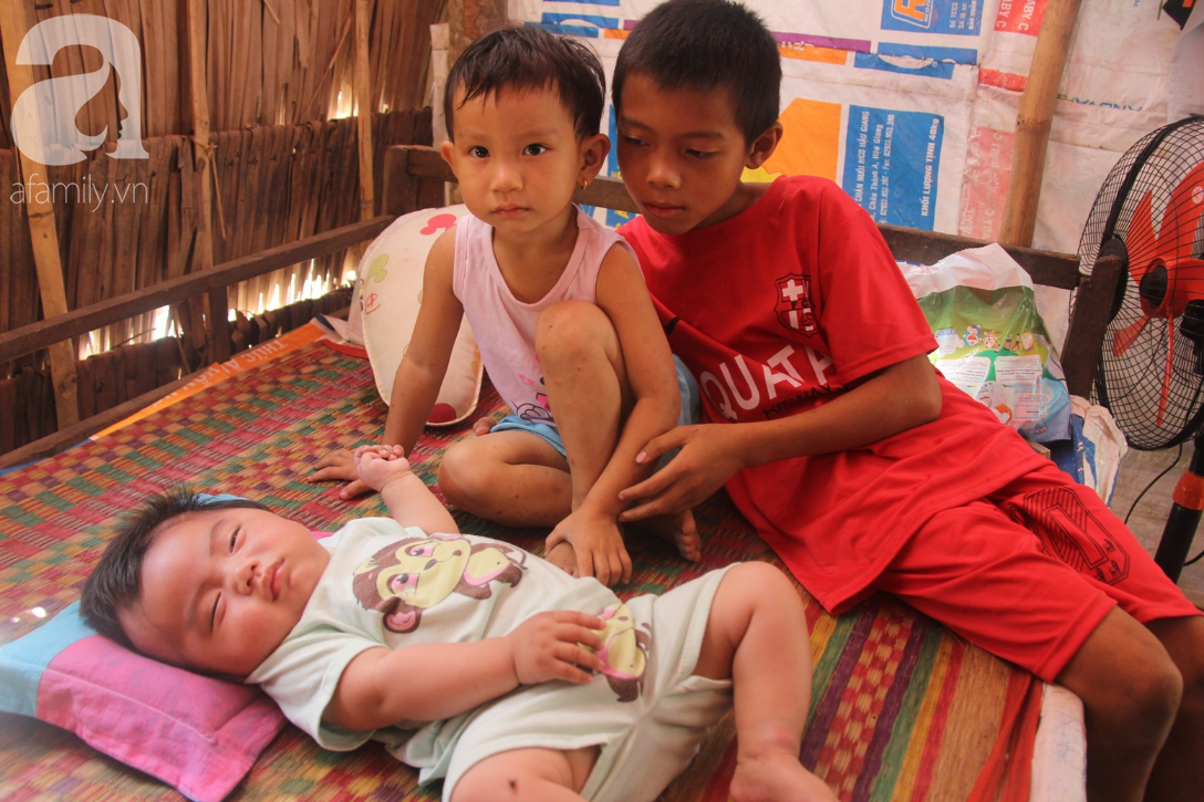 Lời khẩn cầu của người bố ôm con trai 9 tháng tuổi bệnh tật thì mẹ bỏ đi, để lại 3 con nheo nhóc