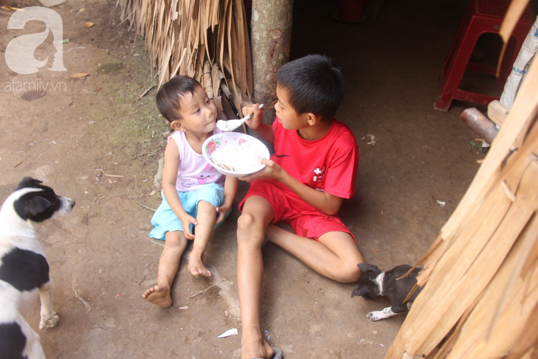 Lời khẩn cầu của người bố ôm con trai 9 tháng tuổi bệnh tật thì mẹ bỏ đi, để lại 3 con nheo nhóc