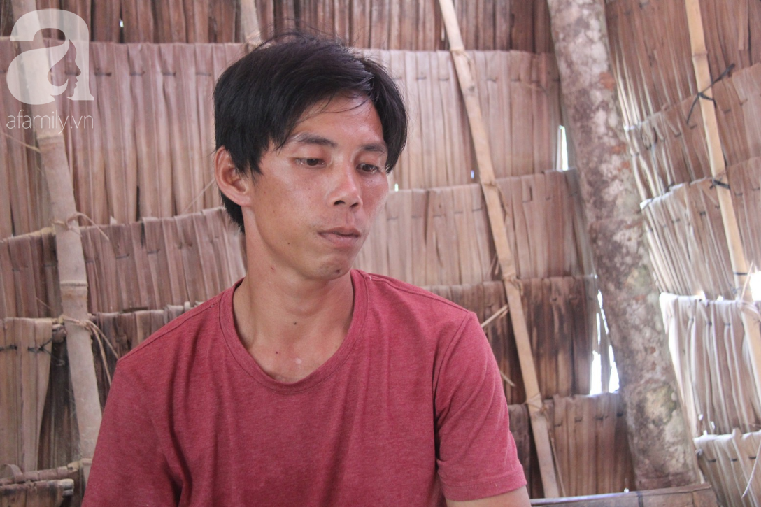 Lời khẩn cầu của người bố ôm con trai 9 tháng tuổi bệnh tật thì mẹ bỏ đi, để lại 3 con nheo nhóc