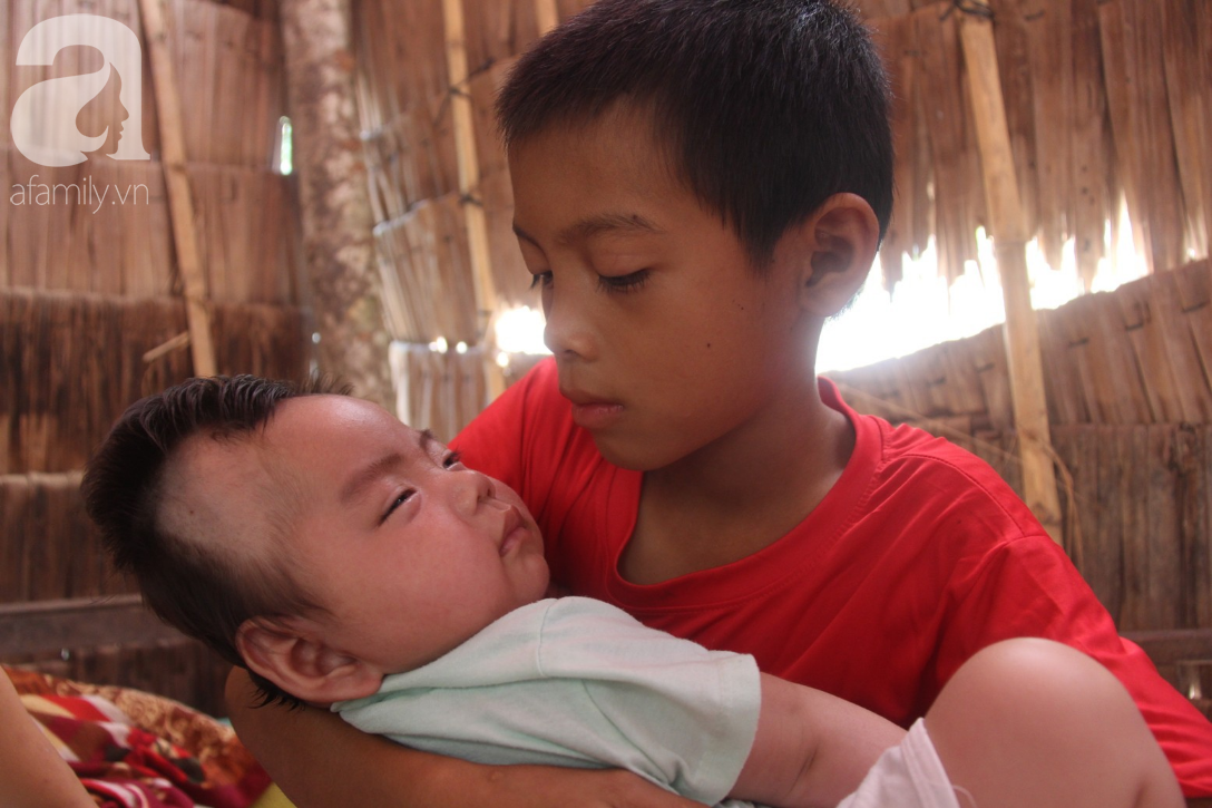 Lời khẩn cầu của người bố ôm con trai 9 tháng tuổi bệnh tật thì mẹ bỏ đi, để lại 3 con nheo nhóc