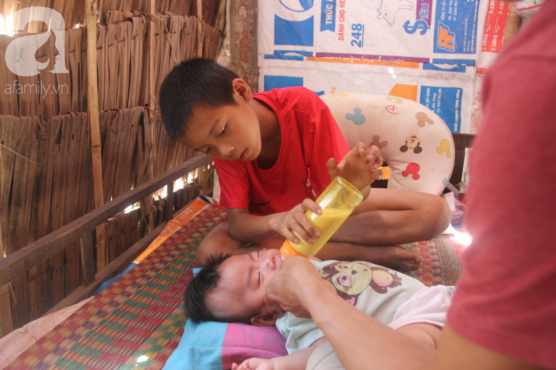 Lời khẩn cầu của người bố ôm con trai 9 tháng tuổi bệnh tật thì mẹ bỏ đi, để lại 3 con nheo nhóc