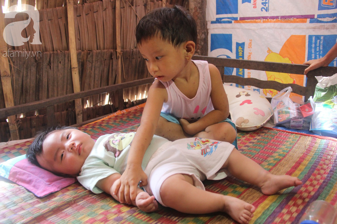 Lời khẩn cầu của người bố ôm con trai 9 tháng tuổi bệnh tật thì mẹ bỏ đi, để lại 3 con nheo nhóc