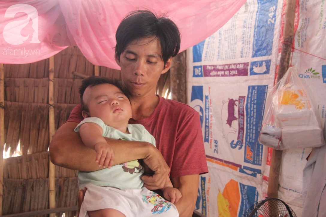 Lời khẩn cầu của người bố ôm con trai 9 tháng tuổi bệnh tật thì mẹ bỏ đi, để lại 3 con nheo nhóc