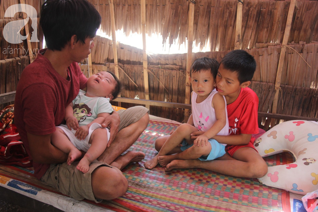 Lời khẩn cầu của người bố ôm con trai 9 tháng tuổi bệnh tật thì mẹ bỏ đi, để lại 3 con nheo nhóc