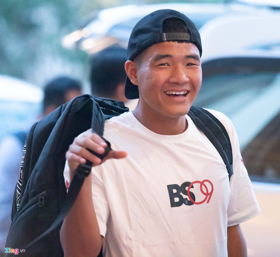 Thủ môn Bùi Tiến Dũng tươi cười, Xuân Trường lạnh lùng khi hội quân