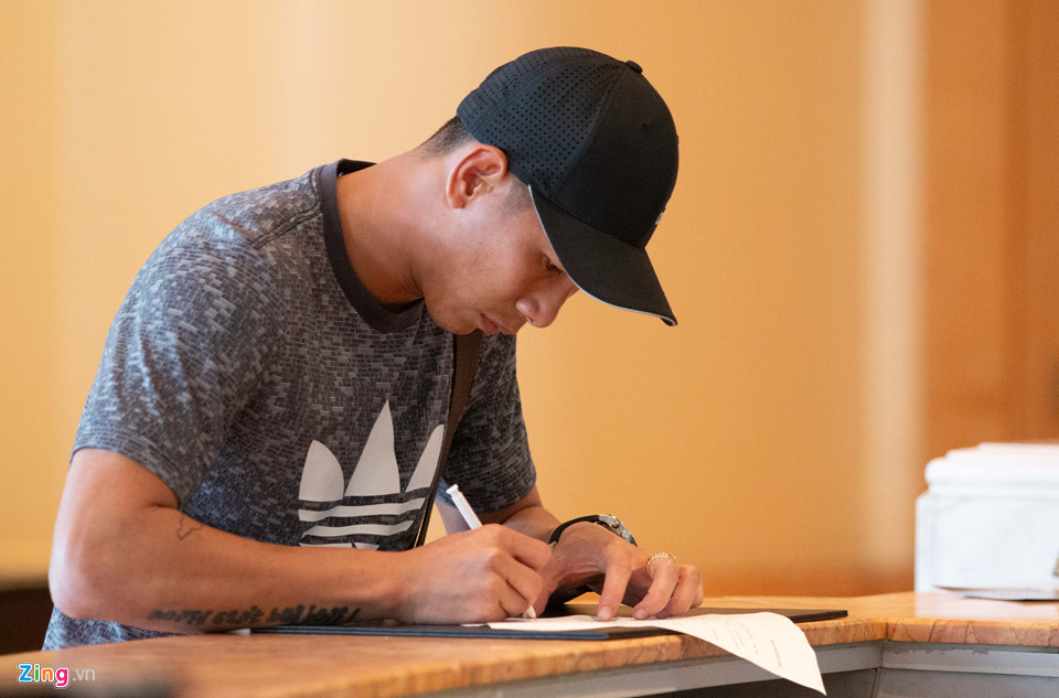 Thủ môn Bùi Tiến Dũng tươi cười, Xuân Trường lạnh lùng khi hội quân