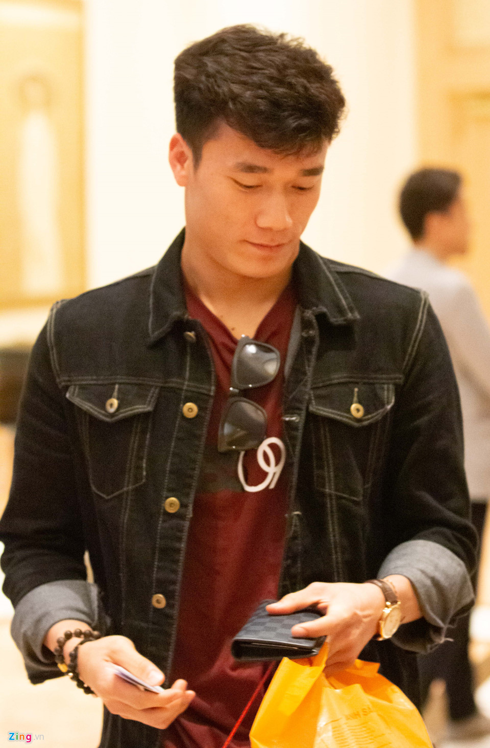 Thủ môn Bùi Tiến Dũng tươi cười, Xuân Trường lạnh lùng khi hội quân