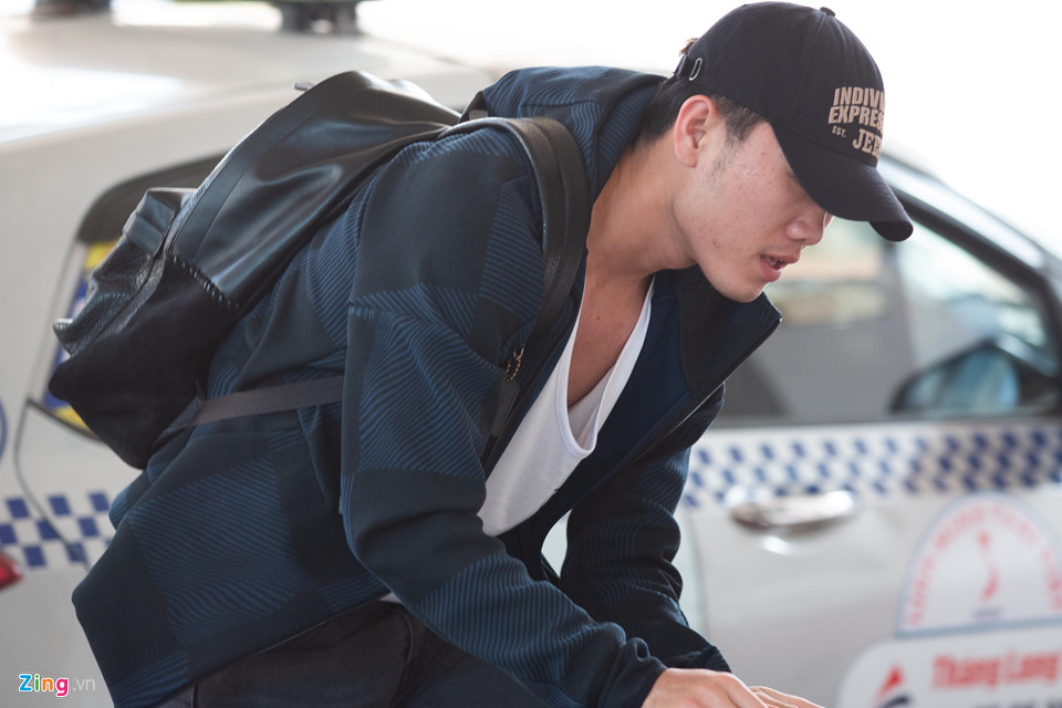 Thủ môn Bùi Tiến Dũng tươi cười, Xuân Trường lạnh lùng khi hội quân