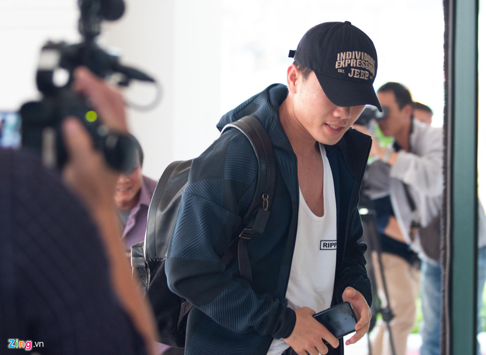 Thủ môn Bùi Tiến Dũng tươi cười, Xuân Trường lạnh lùng khi hội quân