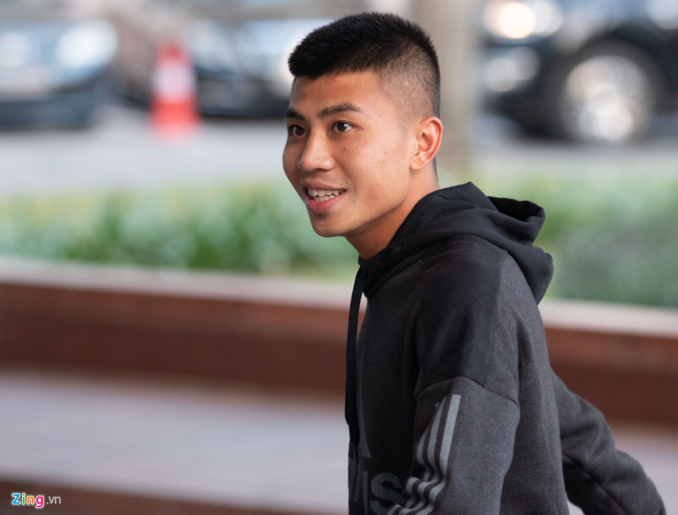 Thủ môn Bùi Tiến Dũng tươi cười, Xuân Trường lạnh lùng khi hội quân