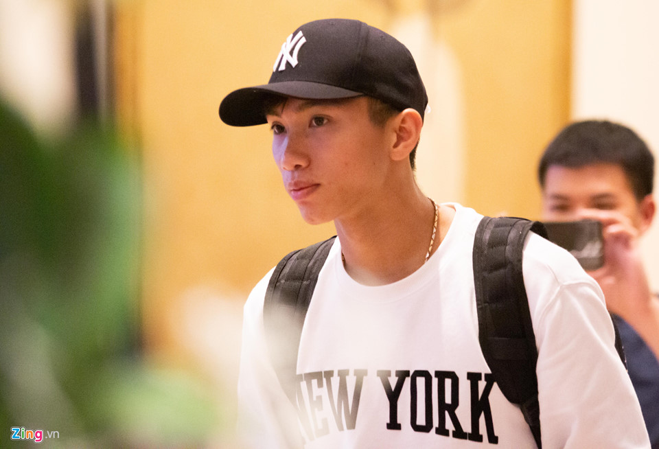 Thủ môn Bùi Tiến Dũng tươi cười, Xuân Trường lạnh lùng khi hội quân