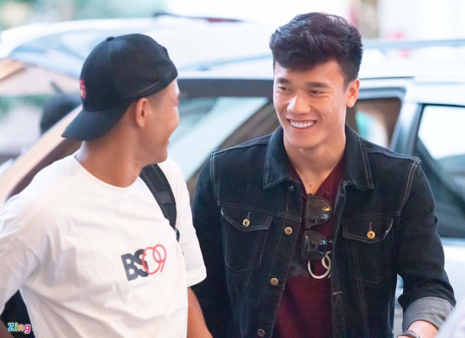 Thủ môn Bùi Tiến Dũng tươi cười, Xuân Trường lạnh lùng khi hội quân