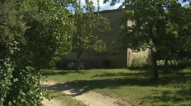 Chồng ác quỷ nhốt vợ trên gác tối 2 năm, thu 100 nghìn cho mỗi lần những gã đàn ông khác cưỡng hiếp nạn nhân