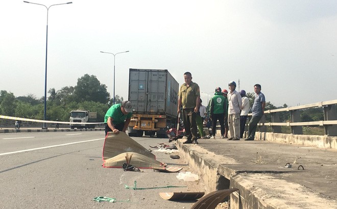 Xe container lấn làn, kéo lê xe máy cả chục mét, người đàn ông chết tại chỗ