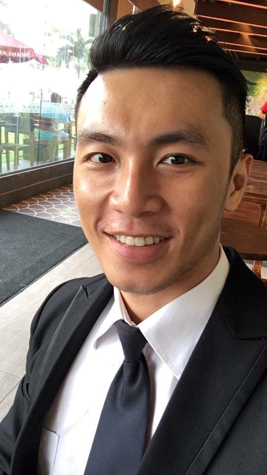 Anh chàng mặc vest đen điển trai trong đoàn đón HHen Niê là ai?