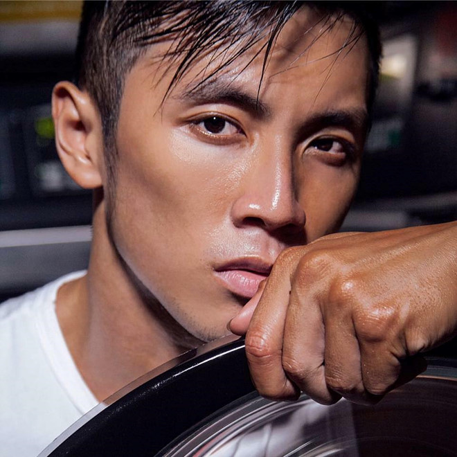 Anh chàng mặc vest đen điển trai trong đoàn đón HHen Niê là ai?