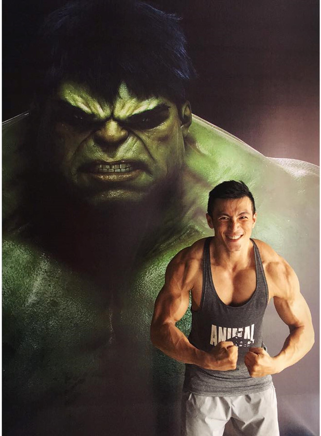 Anh chàng mặc vest đen điển trai trong đoàn đón HHen Niê là ai?