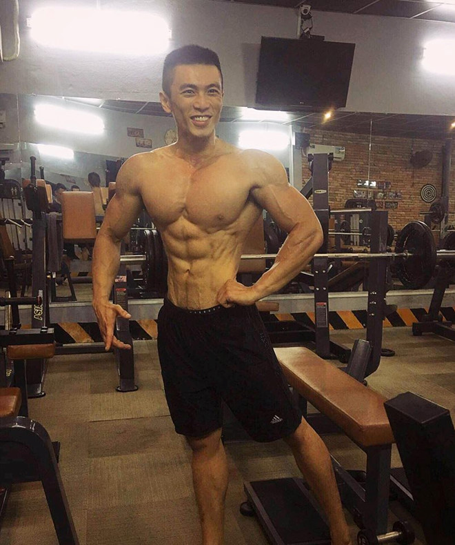 Anh chàng mặc vest đen điển trai trong đoàn đón HHen Niê là ai?