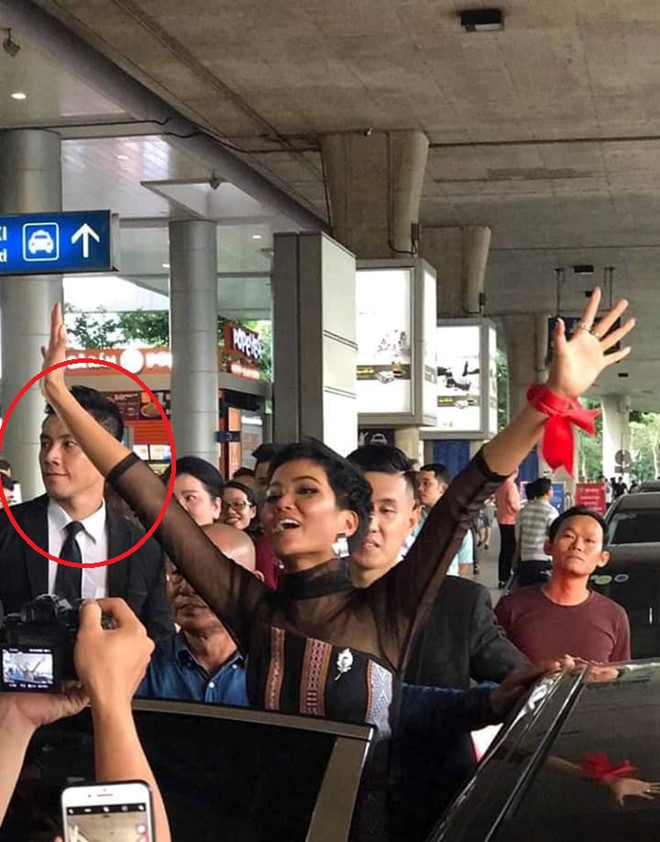 Anh chàng mặc vest đen điển trai trong đoàn đón HHen Niê là ai?