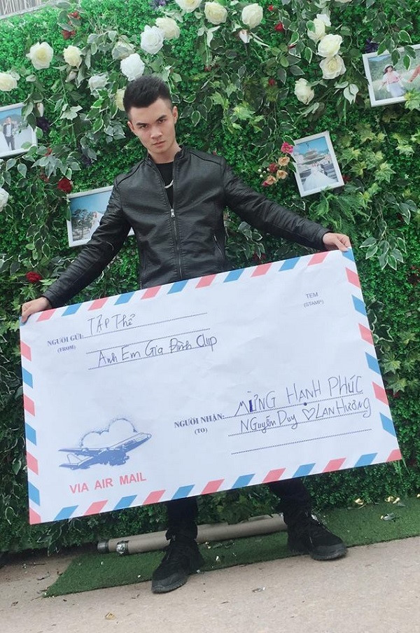 Hội bạn thân tặng chú rể Bắc Giang phong bì mừng cưới khổng lồ