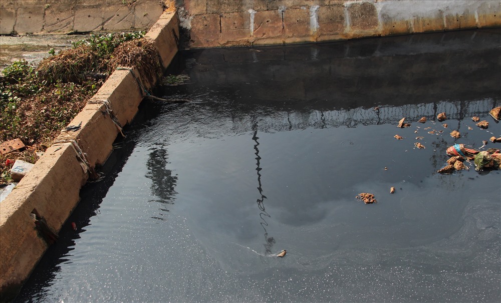 Nước kênh đen sì bốc mùi nồng nặc, nổi bọt trắng như bông tuyết