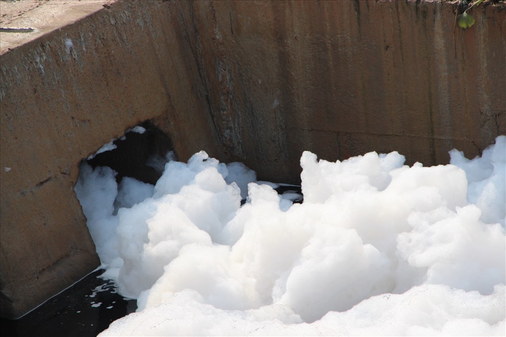 Nước kênh đen sì bốc mùi nồng nặc, nổi bọt trắng như bông tuyết