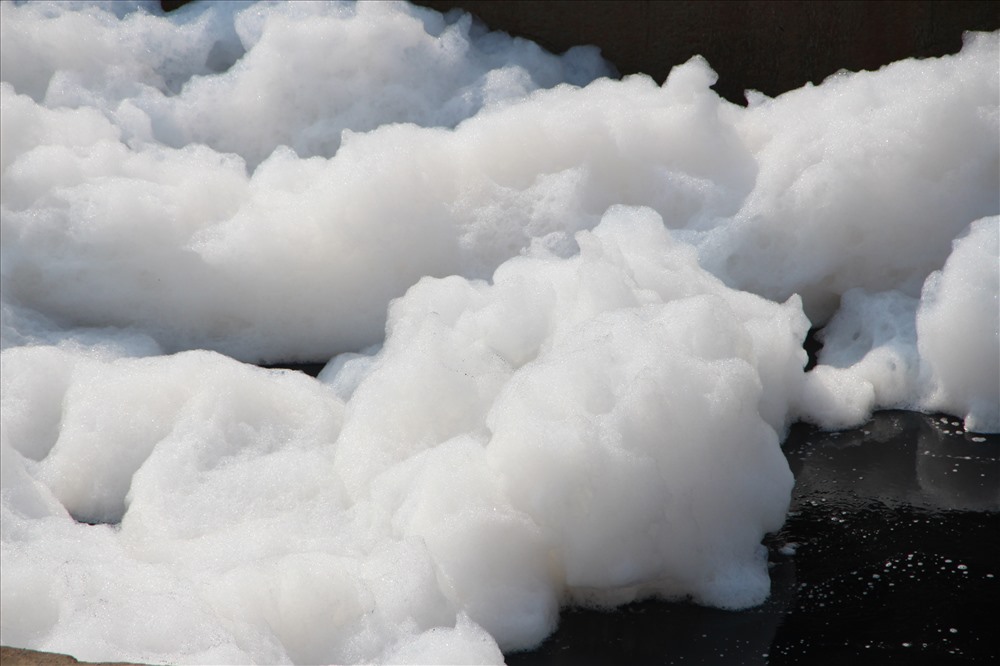 Nước kênh đen sì bốc mùi nồng nặc, nổi bọt trắng như bông tuyết