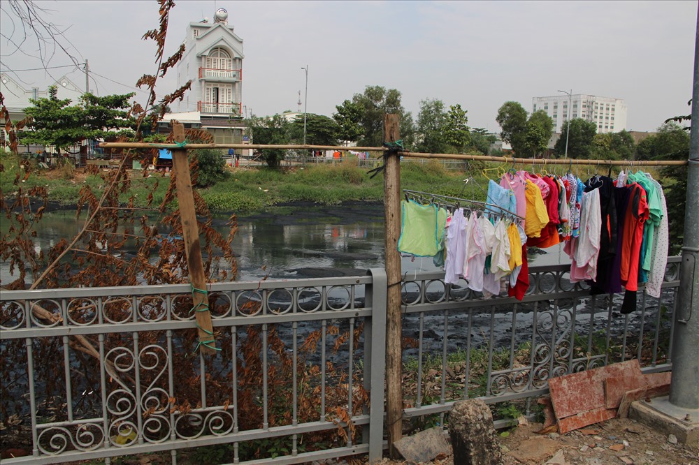 Nước kênh đen sì bốc mùi nồng nặc, nổi bọt trắng như bông tuyết