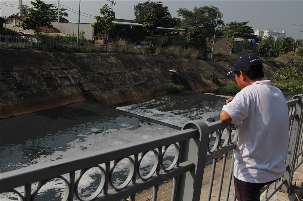 Nước kênh đen sì bốc mùi nồng nặc, nổi bọt trắng như bông tuyết