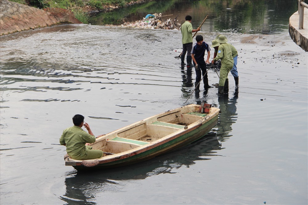 Nước kênh đen sì bốc mùi nồng nặc, nổi bọt trắng như bông tuyết