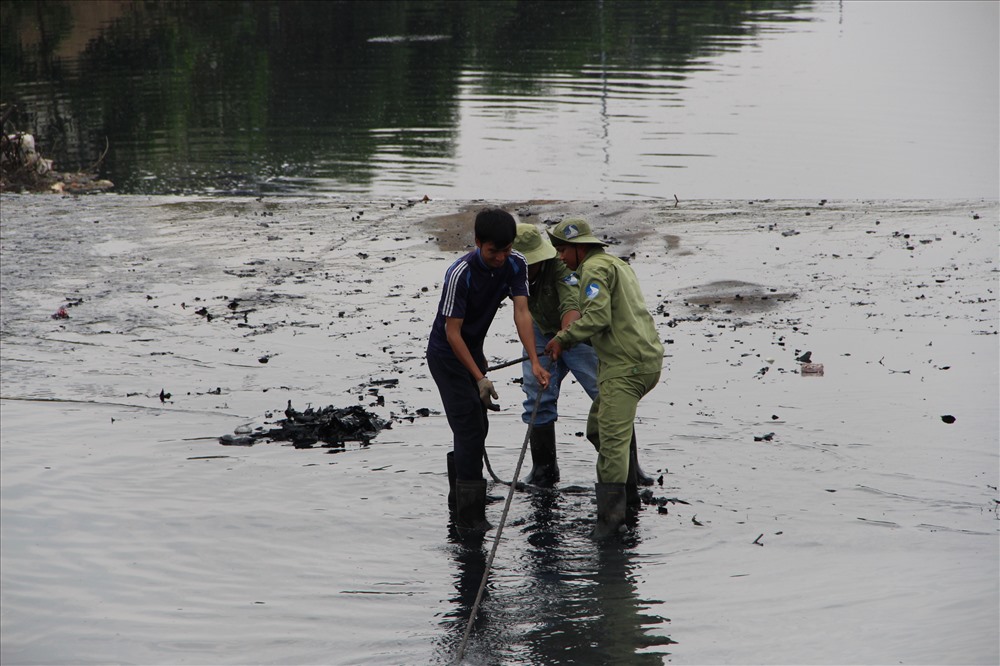 Nước kênh đen sì bốc mùi nồng nặc, nổi bọt trắng như bông tuyết
