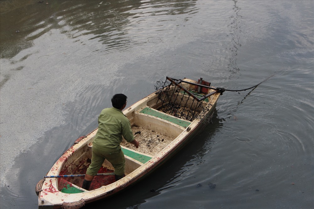 Nước kênh đen sì bốc mùi nồng nặc, nổi bọt trắng như bông tuyết