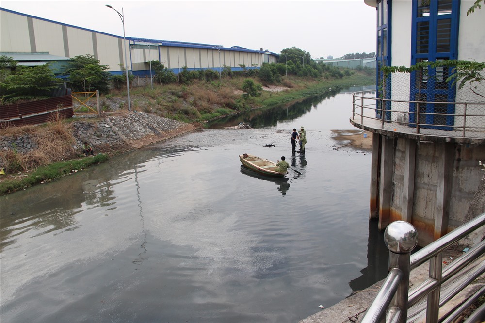 Nước kênh đen sì bốc mùi nồng nặc, nổi bọt trắng như bông tuyết