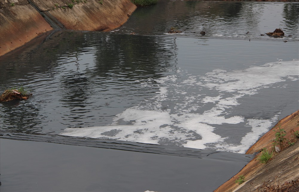 Nước kênh đen sì bốc mùi nồng nặc, nổi bọt trắng như bông tuyết