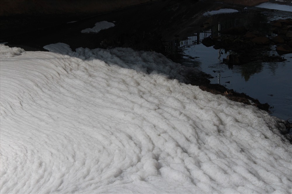 Nước kênh đen sì bốc mùi nồng nặc, nổi bọt trắng như bông tuyết